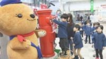 「おじいちゃん、おばあちゃんへ」幼稚園児が年賀状を投函　元日の配達は25日までの投函を