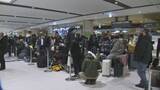 「移動手段を失った7000人が新千歳空港に滞留した問題　大雪対応めぐりJR北海道に異例の抗議」の画像1