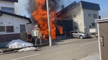 タバコの吸い殻などごみが原因の可能性も…旭川で物置から火　全焼し隣接住宅などにも延焼　けが人なし