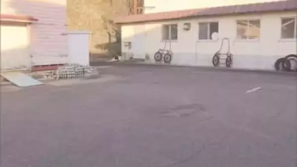 小学校の体育館前にクマのフン　子グマのものか　北海道厚沢部町で連日クマの痕跡