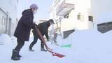 「腰を痛めにくい除雪グッズや除雪方法を紹介！札幌など連日の大雪　連休も大荒れに」の画像1