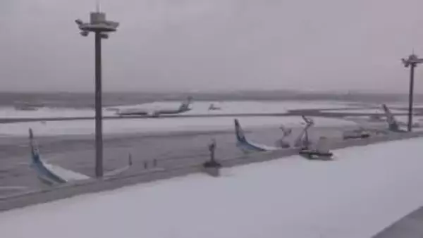 大雪の影響 空の便直撃 新千歳空港発着あわせて50本超が欠航　滑走路は運用可能な状態　北海道エアポート