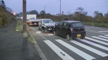 乗用車が反対車線にはみだし、トラックのミラーをかすめて軽自動車と正面衝突　北海道登別市の国道