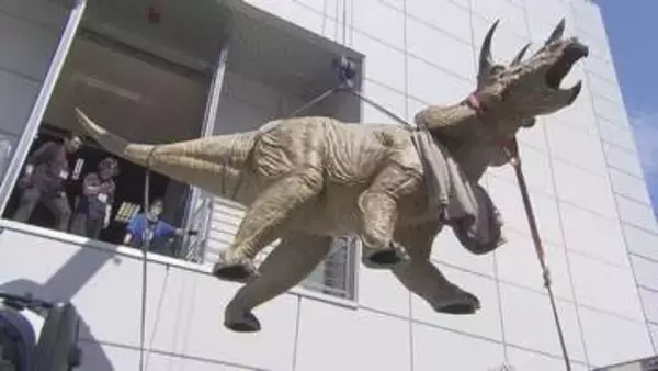 全長は7m！一般公開日本初「ナノティランヌス」の骨格模型も　青少年科学館で恐竜展の準備進む