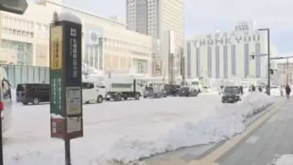 大雪で交通機関に乱れ　小樽から千歳や岩見沢方面を結ぶ列車を中心にJR運休相次ぐ　空港連絡バスも一部運休