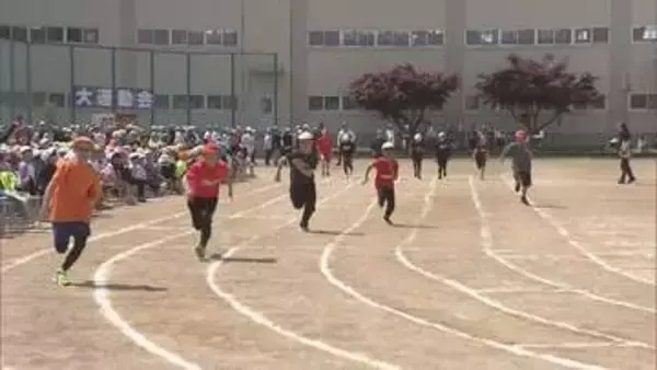 初夏の陽気のなか「宣誓！」 小学校は運動会の季節到来!  気温約20℃ さわやかな風をかけ抜ける　札幌市