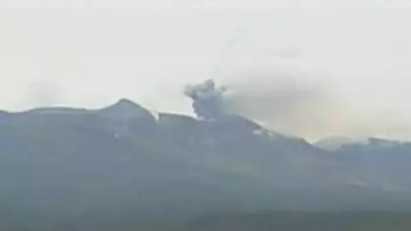 北海道十勝岳でごく小規模な噴火　噴煙約200m　噴火警戒はレベル「2」で継続　今後も噴火繰り返す可能性も