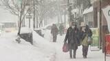 「札幌の雪、急激に強まり積雪急増　帰宅ラッシュ直撃で運転に厳重な注意を　新千歳空港では82便が欠航」の画像1