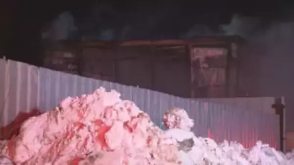 ストーブから出火か　未明の自動車解体業者で火災　2階から飛び降りた男性が足の痛み訴える　北海道江別市