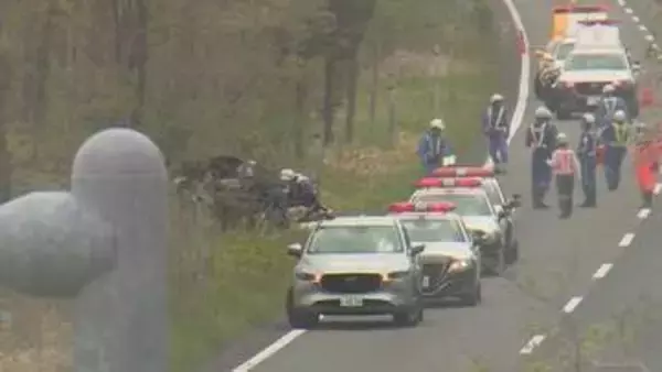 乗用車が中央分離帯の木に衝突　男性が心肺停止、同乗女性も大けが　道央道・新千歳空港IC付近で