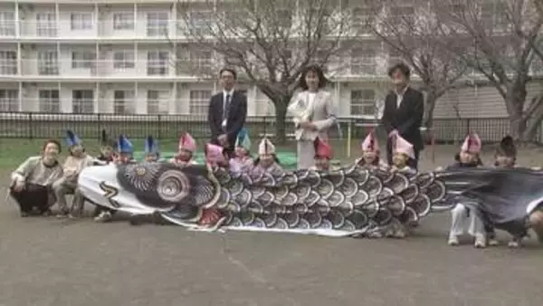 「よいしょ、よいしょ」　園児たちと市の職員　「こどもの日」を前に一緒にこいのぼりをあげる　札幌