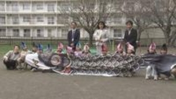 「よいしょ、よいしょ」　園児たちと市の職員　「こどもの日」を前に一緒にこいのぼりをあげる　札幌