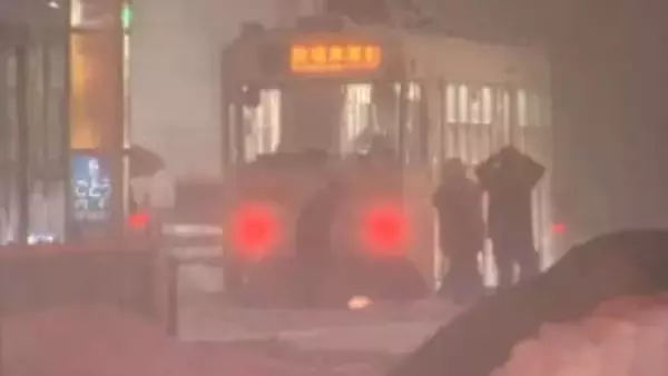 函館市電 雪で全線ストップ 除雪作業が追い付かず路面電車立ち往生 通常運行困難に…21日朝の再開目指す