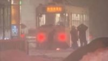 函館市電 雪で全線ストップ 除雪作業が追い付かず路面電車立ち往生 通常運行困難に…21日朝の再開目指す