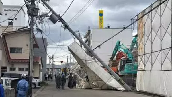 【速報】旭川市で電柱や足場が倒れる　一時約840戸停電　工事が原因か