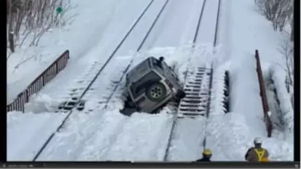 北海道由仁町　80代男性運転のSUV車がJR線路に侵入し鉄橋で脱輪