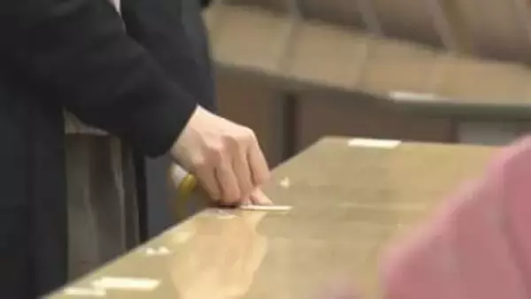 国公立大学前期日程2次試験を控え　試験会場の設営進む　下見に訪れる受験生の姿も