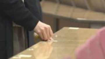 国公立大学前期日程2次試験を控え　試験会場の設営進む　下見に訪れる受験生の姿も