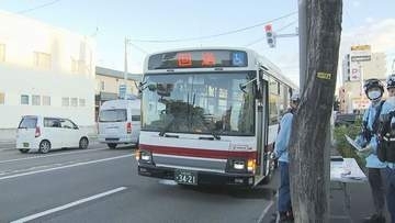 路線バス急ブレーキで乗客けが 運転手「歩行者見てブレーキ」当時小学生が横断中　警察が信号の色を確認中