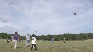 札幌でスカイスポーツのイベント　強風で熱気球体験が中止も…子供たちがたこ揚げなどで歓声