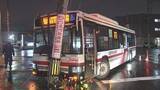 「横断歩道の歩行者を避けようとハンドル切るも…路線バス電柱に衝突　2人病院搬送　札幌・白石区」の画像1