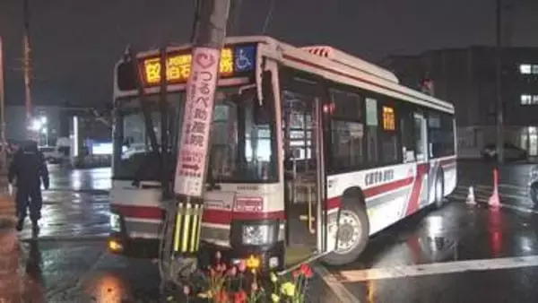 横断歩道の歩行者を避けようとハンドル切るも…路線バス電柱に衝突　2人病院搬送　札幌・白石区