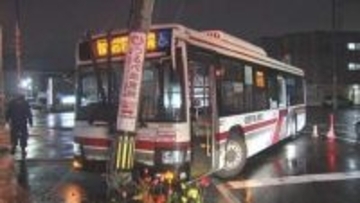 横断歩道の歩行者を避けようとハンドル切るも…路線バス電柱に衝突　2人病院搬送　札幌・白石区