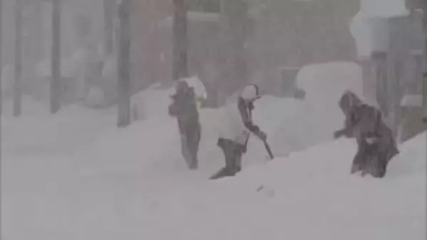 「がっかりした」…札幌で記録的大雪に　交通にも乱れ　快速エアポートなど174本運休