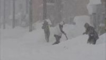 「がっかりした」…札幌で記録的大雪に　交通にも乱れ　快速エアポートなど174本運休