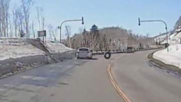 【ドラレコ映像】「どこから落ちてきたの？」坂道を転がり目の前に迫る直径1mのタイヤ　積荷から落下か