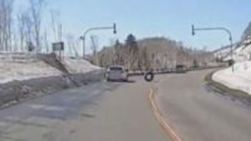 【ドラレコ映像】「どこから落ちてきたの？」坂道を転がり目の前に迫る直径1mのタイヤ　積荷から落下か