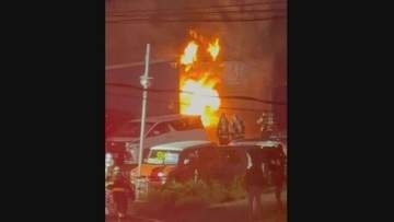 噴き出す炎　消防隊員が放水し制圧　自動車販売店の作業場から出火　一時通行規制も　札幌・東区