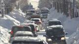 「札幌4年ぶり積雪1m超え　道幅狭く厳しい道路状況　市民生活への影響続く」の画像1