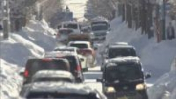 札幌4年ぶり積雪1m超え　道幅狭く厳しい道路状況　市民生活への影響続く