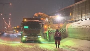 高速道路を夜間通行止めにしての排雪作業　その最前線を密着取材！