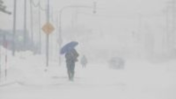 「風が強いから吹きだまりができている」オホーツク海側に大雪　朝にかけて降り続く見通し　交通障害に注意