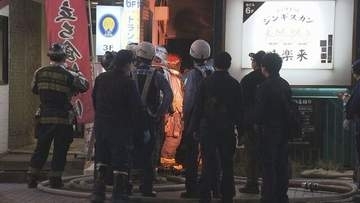 札幌すすきの　ビルの間で段ボール燃える　けが人なしも消防車14台出動　辺りは一時騒然