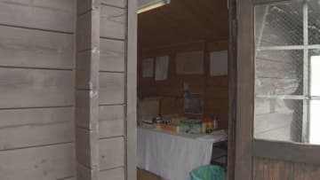 「なぜそんなことをするのか」犠牲者への供物などを納めた小屋の窓ガラス割られる　建造物侵入未遂で捜査