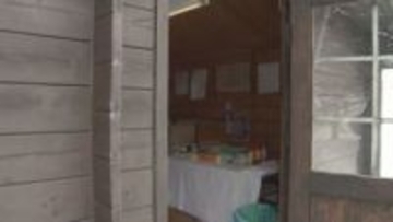 「なぜそんなことをするのか」犠牲者への供物などを納めた小屋の窓ガラス割られる　建造物侵入未遂で捜査