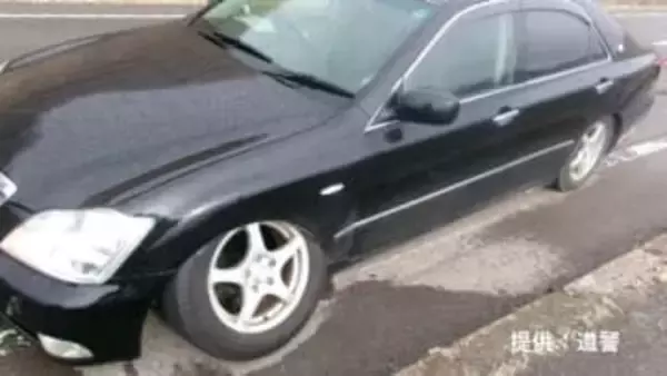 運転中「ガタガタ」国道で異音に気付き停車　70代男性の運転する車、タイヤ外れかける　ナット緩みが原因か