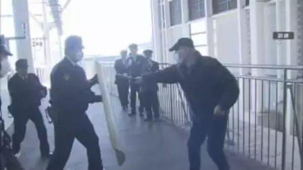 「確保！」北海道警と青森県警の合同訓練　新幹線で道内へ逃走の容疑者を想定