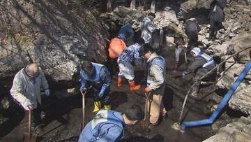 100年続く支笏湖の秘湯・丸駒温泉　足元湧出の露天風呂の汚れを掃除　参加者には一番風呂のごほうびも