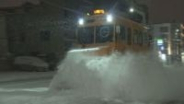 雪景色の札幌　路面電車の線路除雪のためササラ電車が初出動…去年より11日早く