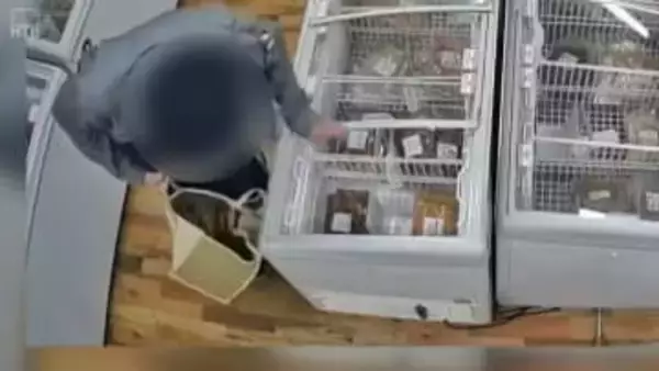 【防犯カメラ映像】無人販売所で冷凍肉3万円分を窃盗、大量の商品を詰め込みレジで支払ったのは600円