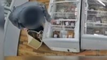 【防犯カメラ映像】無人販売所で冷凍肉3万円分を窃盗、大量の商品を詰め込みレジで支払ったのは600円