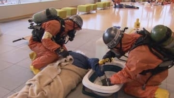 化学テロ想定 札幌市消防局と北大が合同で訓練 被害者救助と薬品の無害化や情報共有の在り方など確認