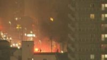 ＜速報＞市電通で火事　建物から黒煙「内部炎上」消防車11台出動し消火活動中　札幌・中央区