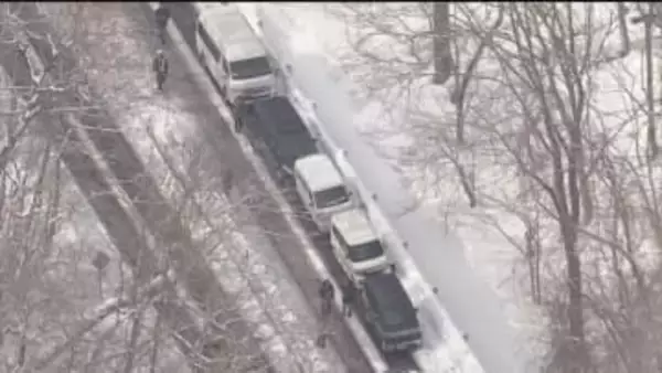 凍結路面で車7台の多重事故　けが人搬送　現場では一時渋滞が発生　北海道千歳市