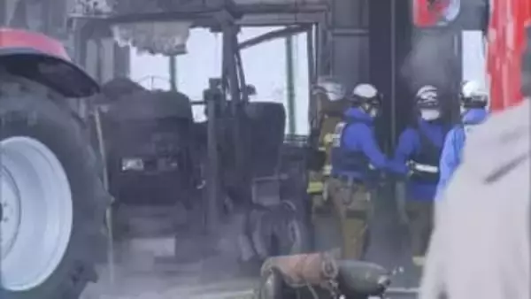 北広島市の倉庫炎上「ストーブから出火した」と従業員が通報　保管していたトラクターに燃え移ったか