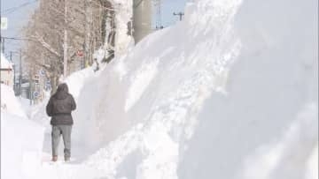 大雪から一夜明けても影響大　市民は雪かきに追われる　きょうは気温上昇で落雪事故に注意